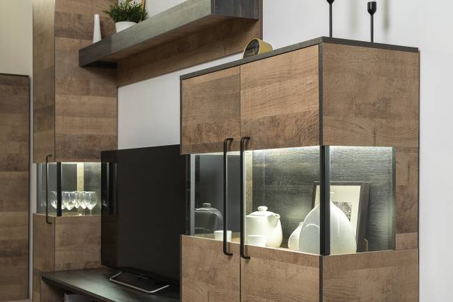 Комод с витриной с двумя дверками и подсветкой и комод с ящиками Трувор цвет дуб гранж песочный/интра Комод с витриной с двумя дверками и подсветкой и комод с ящиками Трувор цвет дуб гранж песочный/интра