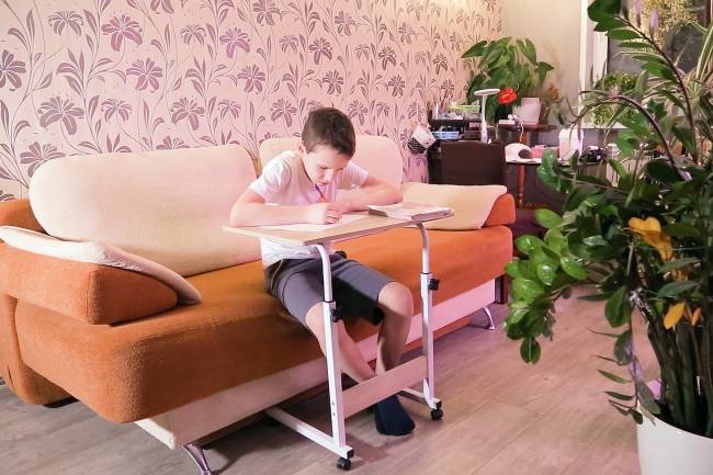 Стол многофункциональный на колесах, 60x40 см, «РОЛЛ», 2 ножки, регул.высота, мдф, металл, св. дерево, белый