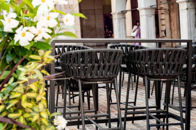 Кресло барное плетеное с подушкой Tahiti черный, темно-серый, черный 560х570х1040 мм Кресло барное плетеное с подушкой Tahiti черный, темно-серый, черный 560х570х1040 мм