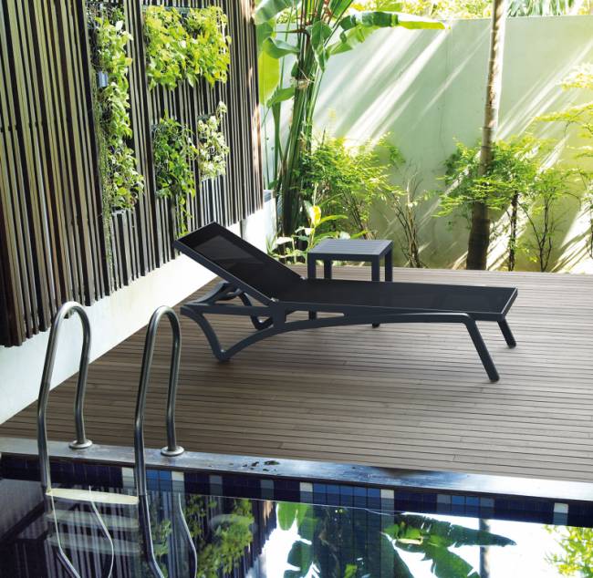 Столик пластиковый для лежака Ocean Side Table черный 450х450х450 мм Столик пластиковый для лежака Ocean Side Table черный 450х450х450 мм